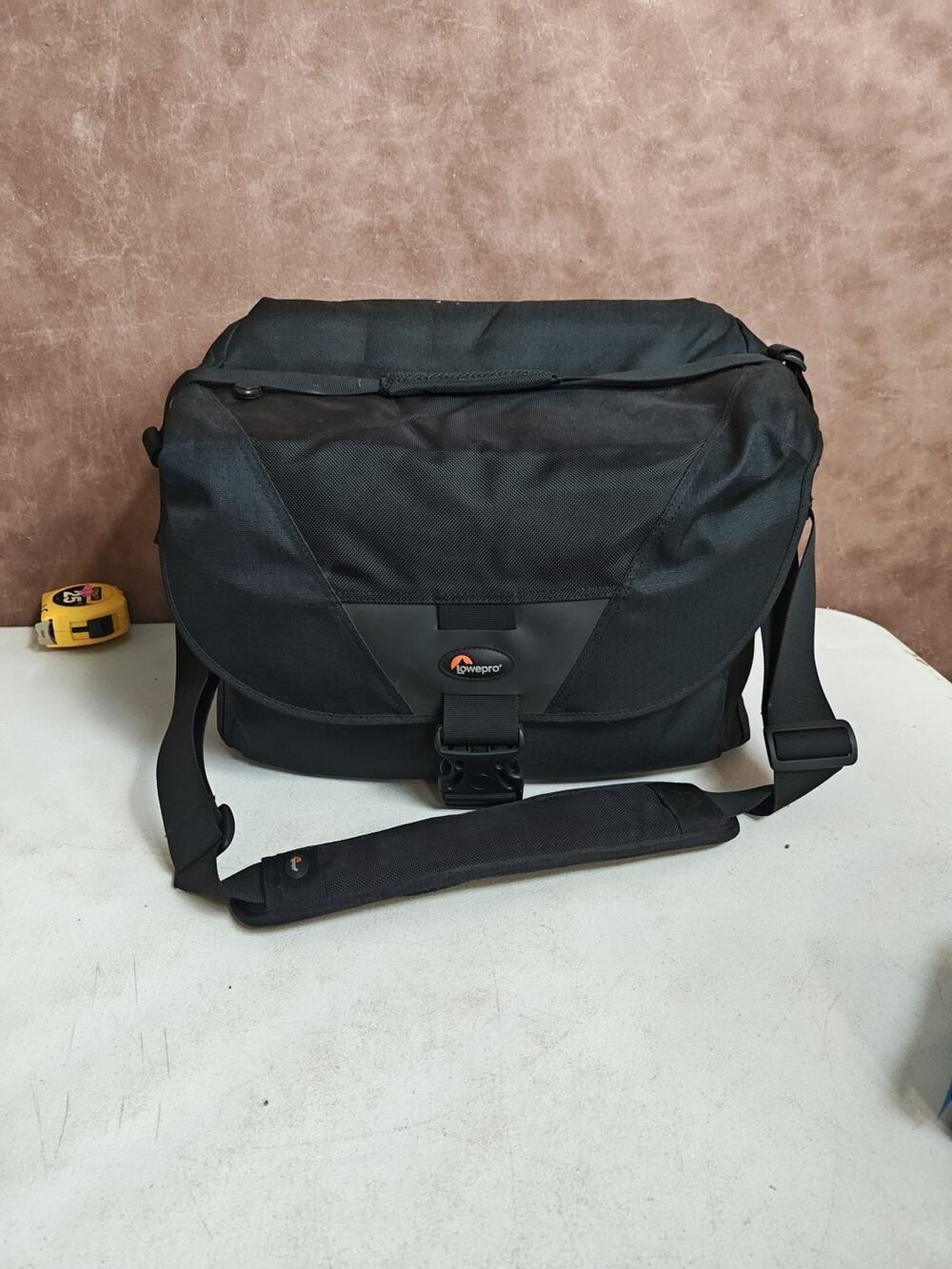 Lowepro Stealth Reporter D650AW large camera carry shoulder bag, nice & clean
